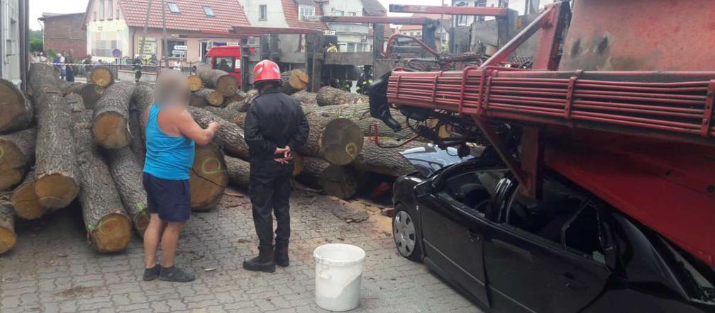 Koszmarny wypadek Osiu! Ciężarówka z drewnem przewróciła się i zmiażdżyła osobówkę! [ZDJĘCIA]