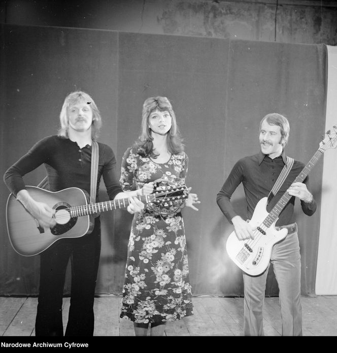 Zespół 2 plus 1 na scenie - od lewej - wokalista i gitarzysta Janusz Kruk, wokalistka Elżbieta Dmoch, gitarzysta Andrzej Rybiński, 1972