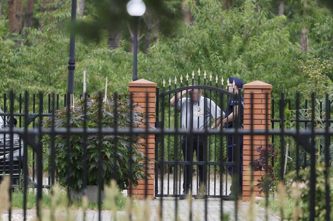 Zbrodnia pod Grójcem. Ksiądz przyznał się do zabójstwa. Policja przeszukała plebanię [ZDJĘCIA]. Kontener: Warszawa