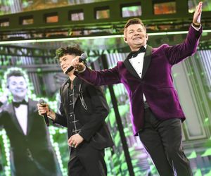 Ksiądz Krzysztof Kołtunowicz bez skarpetek wygłupia się przy kawałku Zenka Martyniuka