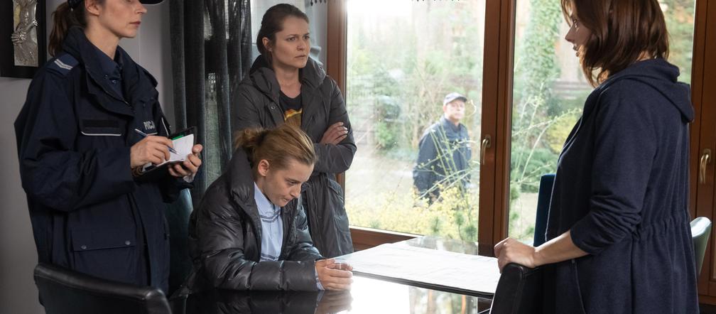 Na Wspólnej odc. 2709. Weronika (Renata Dancewicz), Olga (Gabriela Frycz), Nina (Grażyna Kopeć)