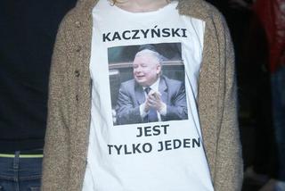Piosenkarz założył koszulkę z Kaczyńskim ZDJĘCIA