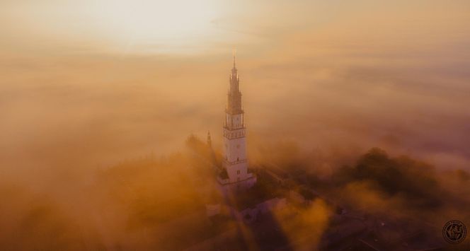 Jasna Góra jak samotny okręt we mgle. Wyjątkowe zdjęcia