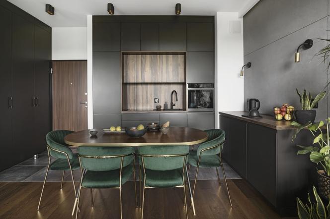 Eleganckie mieszkaniu w stylu soft loft. Złoto, czerń i zieleń