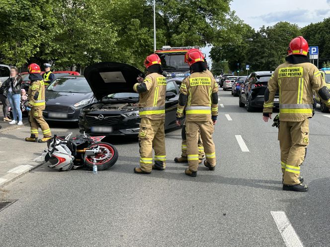 Motocyklista zderzył się z oplem i walnął w forda. Poważny wypadek na Pradze-Północ kont. Warszawa