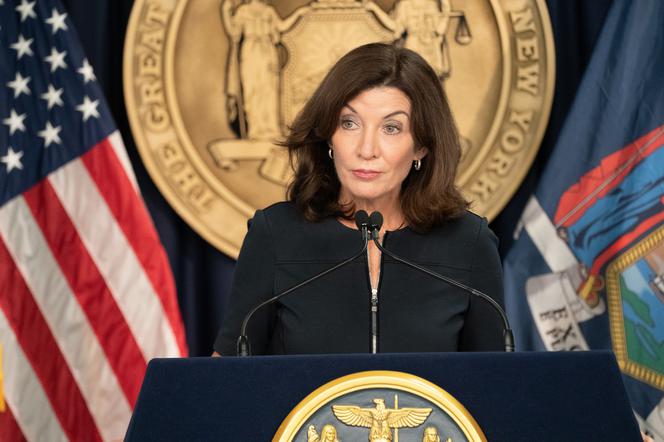 Gubernator zwalnia ludzi Cuomo