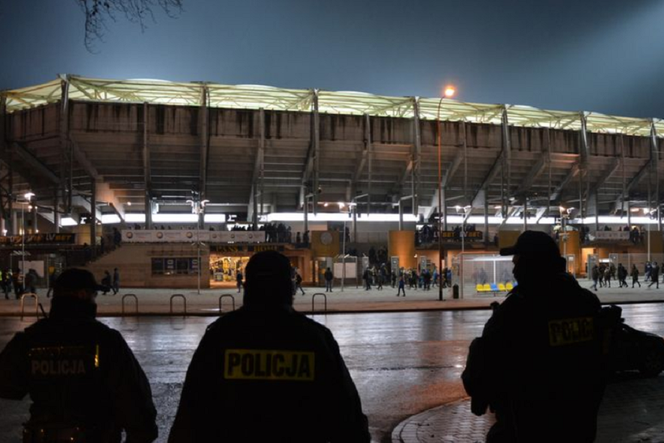 Policjanci pod stadionem Arki Gdynia