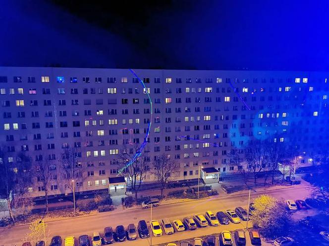 Balkonowe party w czasie epidemii. Oni wiedzą, jak się bawić!