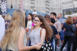 Potańcówka pod Teatrem Śląskim w Katowicach. Gorący wieczór na rynku i pląsy w rytm muzyki lat 80‬.