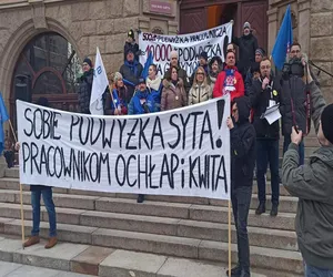 Protest urzędników pod ratuszem w Olsztynie. Dość nędzy, chcemy pieniędzy