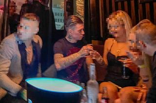 Jakub Kosecki na nocnej imprezie 