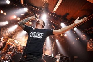 Wokalista Sick of It All przekazał tragiczne wieści. Muzyk zmaga się z nawrotem choroby