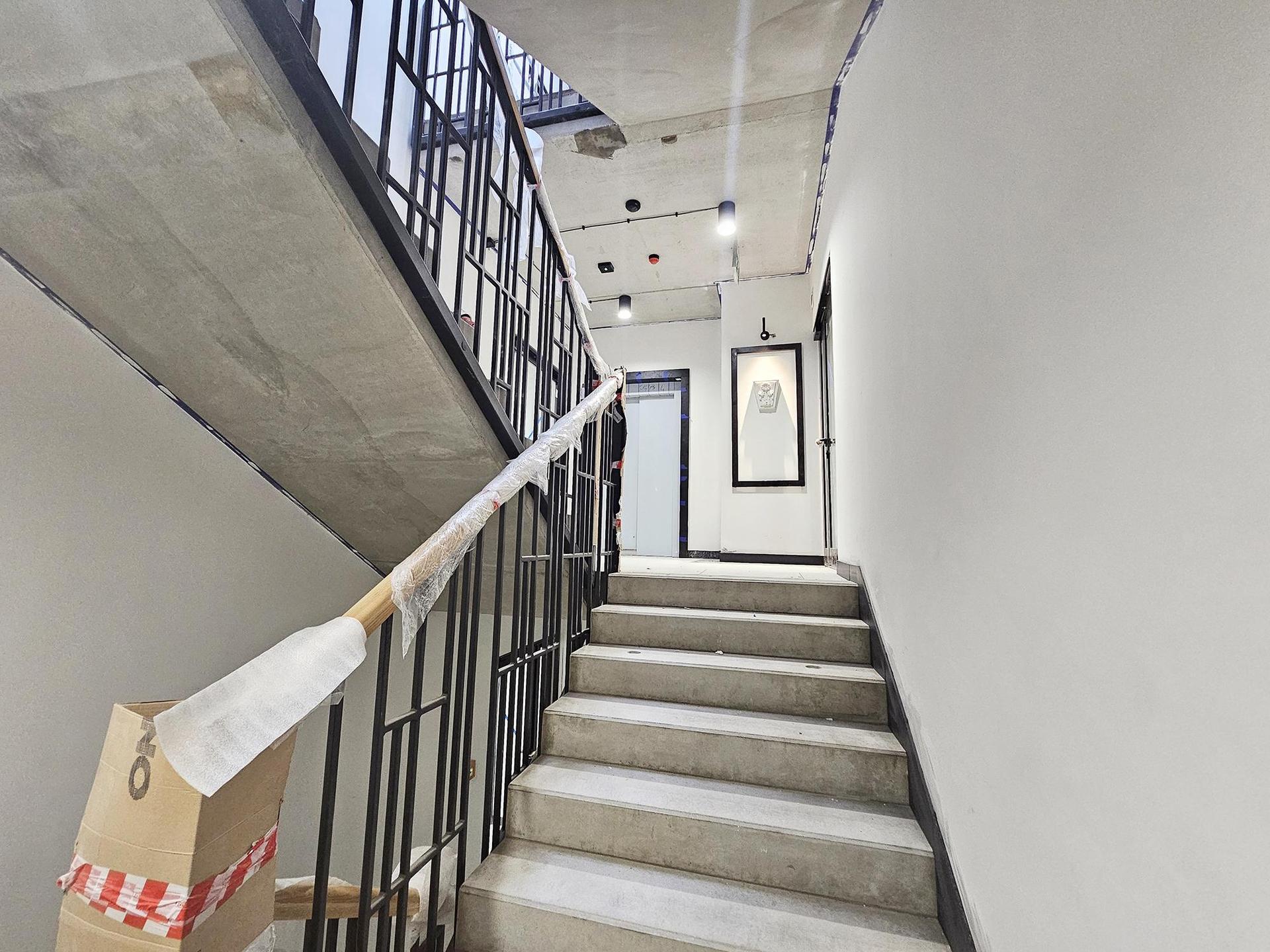 Nowa Kurkowa we Wrocławiu - zdjęcia elewacji i wnętrz budynku w trakcie prac wykończeniowych