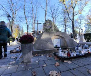 Słoneczna pogoda sprzyjała. 32. Kwesta Na Odnowę Zabytków Starego Cmentarza w Tarnowie