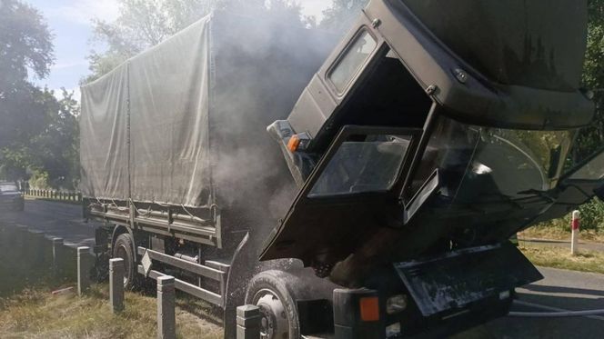 Wojskowa ciężarówka stanęła w ogniu. Utrudnienia na drodze w kierunku Helu