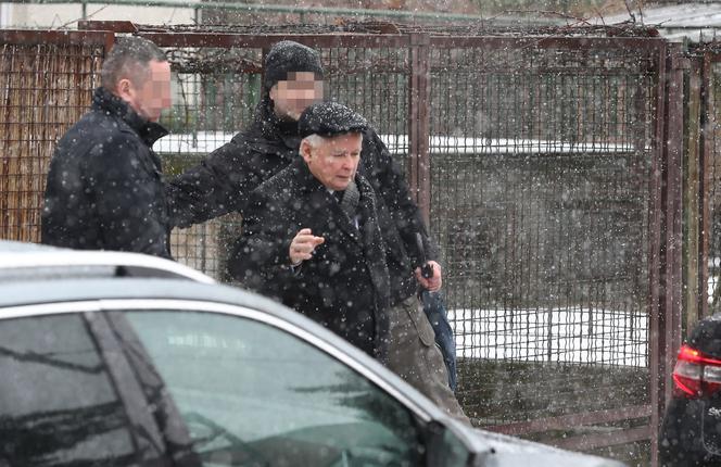 Kaczyński salutuje kierowcy