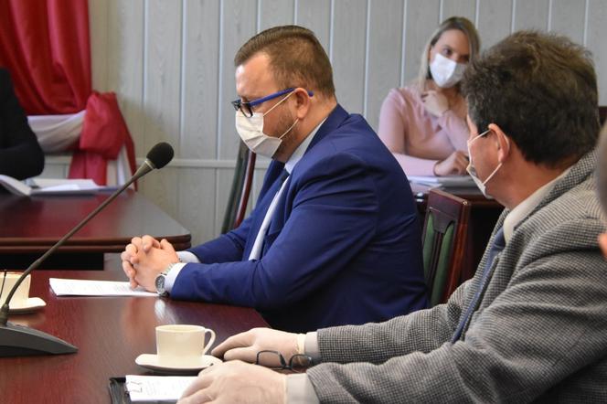 Sesja w czasie zarazy. Radni w maseczkach i rękawiczkach debatowali o... funduszu sołeckim!