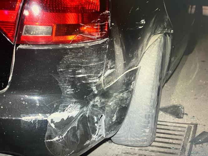 Mistrzyni parkowania z Gniezna zaskoczyła wszystkich. Wjechała na auto stojące obok [ZDJĘCIA]