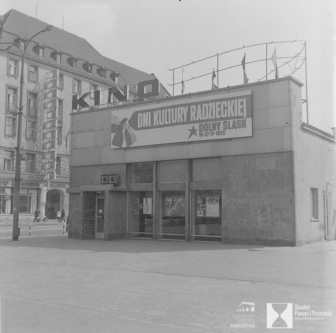 Wejście do kina „Śląsk” przy ówczesnej ul. Karola Świerczewskiego, 1975 rok