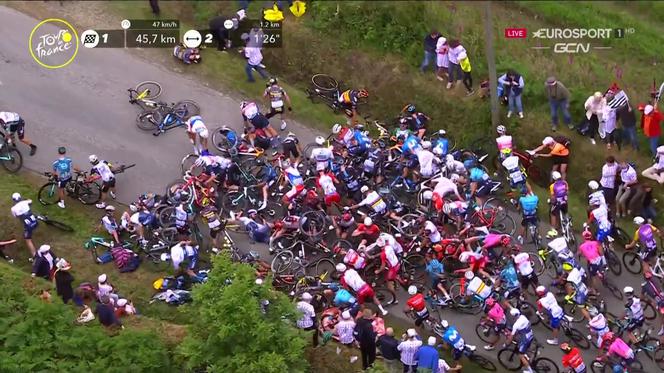 DRAMATYCZNE sceny na Tour de France! Kolarz stracił przytomność, kolejni wycofują się zrywalizacji