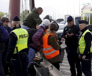 Aktywiści znów blokują Warszawę. Przykleili się do mostu, interweniowało pogotowie