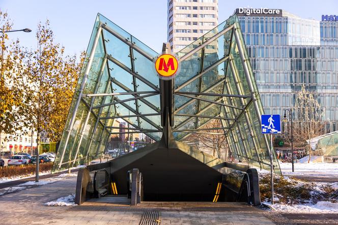 Metro w Warszawie – wejście na stację Świętokrzyska na M2