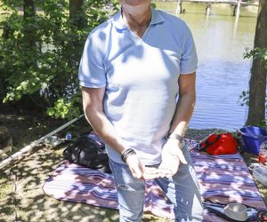 Jacek Rozenek z żoną i trzema bestiami, syn Łącz bez koszulki, a Jarosińska - nieprzyzwoicie... skromna. Aktorzy łowią!