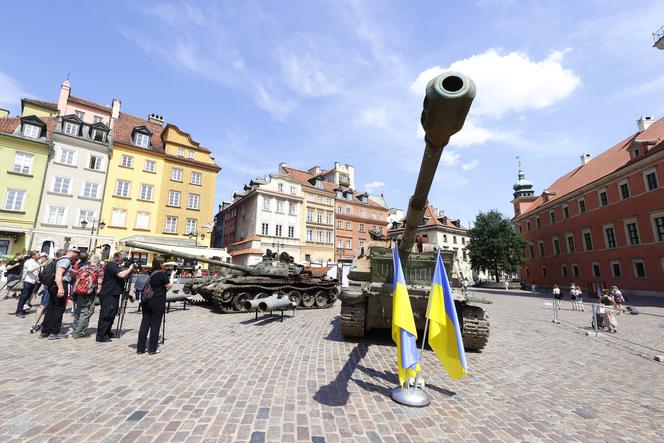 Rosyjskie czołgi w Warszawie! Pancerne bestie straszą na Placu Zamkowym