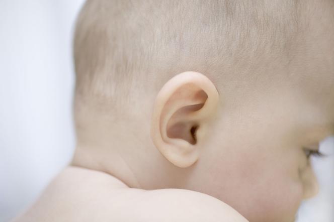 Czyszczenie uszu niemowlaka