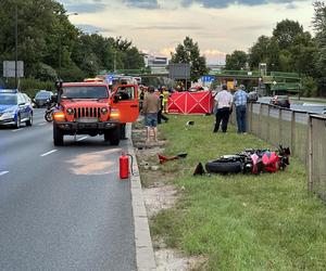 Reanimacja na ulicy. Motocyklista roztrzaskał się na Ochocie!