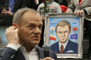Spotkanie Tuska z mieszkańcami Piaseczna. Mężczyzna przyniósł ręcznie malowany portret lidera PO