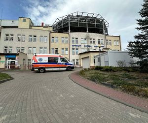 Nie było „dymka”, więc cisnął telefonem! Alarm w szpitalu, strażacy w akcji