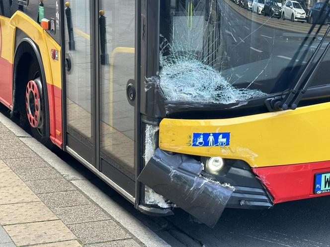 Dramatyczny wypadek w Śródmieściu! Osobówka i autobus roztrzaskane
