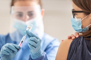 Szczepionka chroni – przed covidem czy koronawirusem? To trzeba wiedzieć