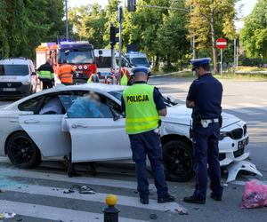 Zderzenie dwóch aut na Mokotowie; jeden z nich wjechał w ludzi