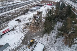 Dramat w Pilawie, zawalił się pustostan. Ściana przygniotła budowlańca, ratownicy musieli amputować nogę