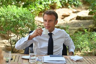 Prawda o Macronie ujawniona! Nie zgadniesz, co kupuje hurtowo perfumy i zlewa się nimi w hurtowych ilościach