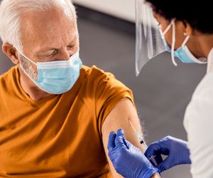 Troje lekarzy z postępowaniami za krytykę szczepień przeciw COVID-19