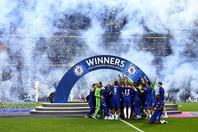 Piłkarze Chelsea Londyn po zwycięstwie 1:0 z Manchesterem City świętują wygranie Ligi Mistrzów