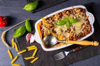 Z mięsa mielonego i makaronu robię prostą zapiekankę. Wszyscy się nią zajadają, aż miło 