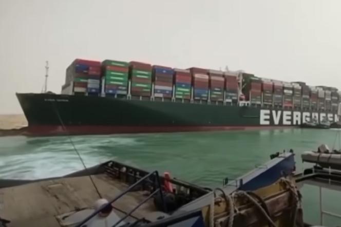 Statek, który zablokował Kanał Sueski, może spowodować wzrost ceny ropy. Jak duży jest kontenerowiec?