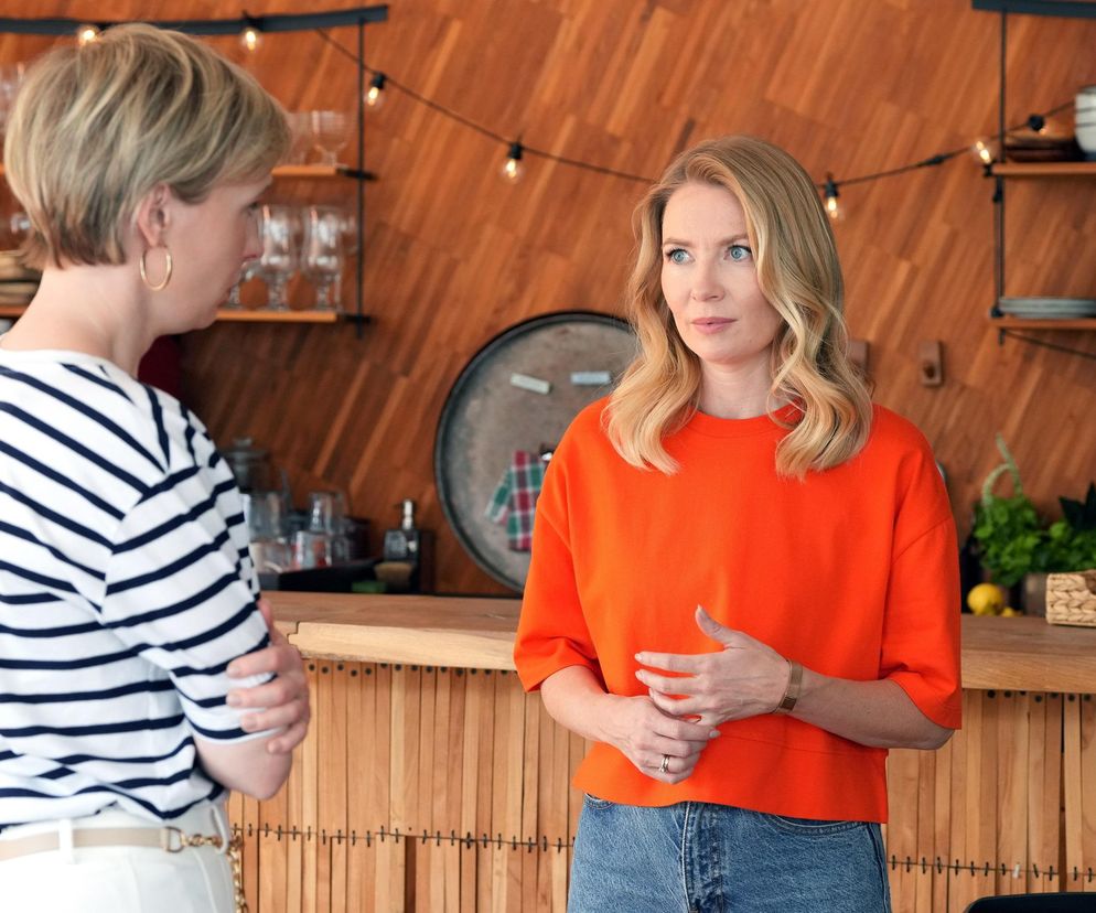 Dominika (Karolina Chapko) w paski rozmawia z Sonią (Weronika Nockowska) w pomarańczowej bluzie. Scena z serialu Barwy szczęścia, gdzie Dominika nie może uwierzyć w naiwność Soni. O tej i innych historiach przeczytasz więcej na portalu Super Seriale.