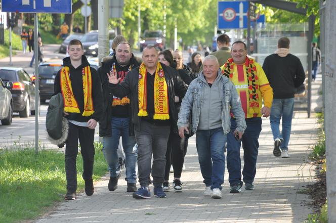 "Żółto-czerwono" na ulicach Kielc przed meczem Korona - Radomiak