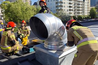 Dramatyczna akcja ratunkowa w Warszawie. Mężczyzna utknął w szybie wentylacyjnym