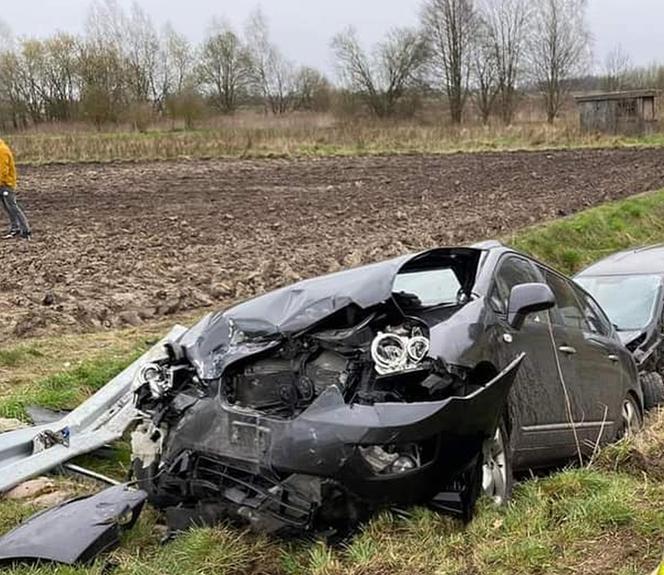 Totalna demolka pod Siedlcami. Osobówki staranowały bariery. Cztery osoby w szpitalu