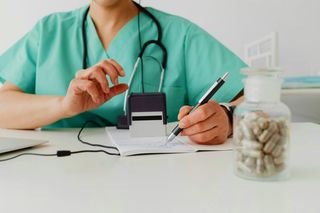 Wystawiał lewe zaświadczenia i brał za to pieniądze. Lekarz stanie przed sądem