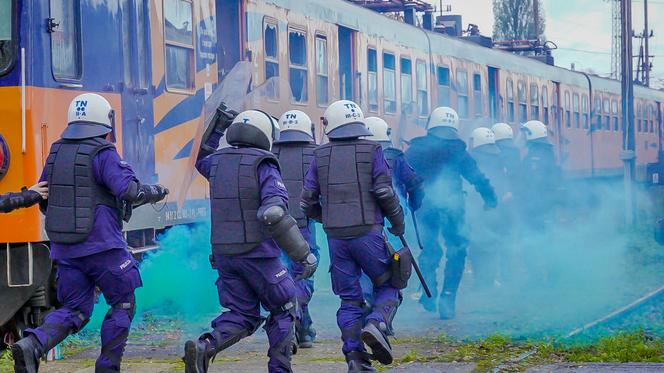 Demolka pociągu w Iławie. Stu policjantów w akcji