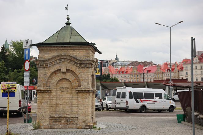 Studzienka na placu przy PKS w Lublinie to pozostałość po dawnej ul. Szerokiej