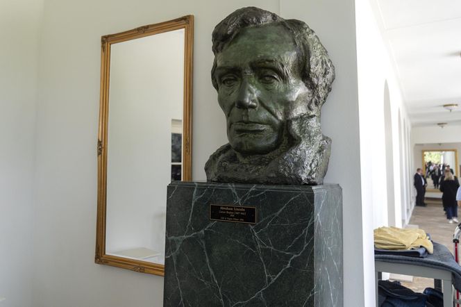 Trump chwali się złotem w Gabinecie Owalnym. "Goście wpadają w zachwyt, najlepszy gabinet w historii"