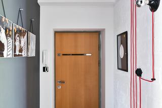 Drzwi do mieszkania w okleinie drewnianej
